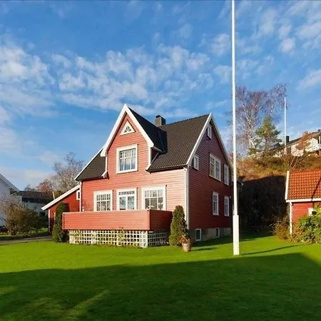 Flott Med Sjoutsikt Badstue Og Badestamp Villa Kristiansand